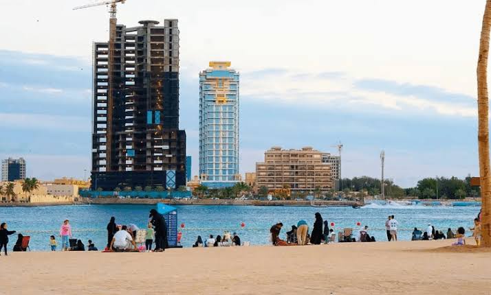 شاطئ المستقبل بجدة.. وجهة مناسبة للعائلات والأنشطة المائية خلال صيف 2025