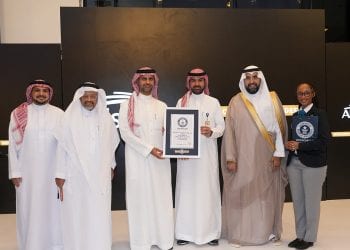 الصرح للسياحة وهي تستلم شهادة موسوعة غينيس كأول شركة سعودية تدخل غينيس