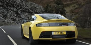 أستون مارتن Vantage S الجديدة كليًا.. عودة نارية لأيقونة الأداء البريطاني الفاخر