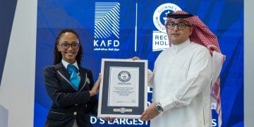 كافد الرياض يدخل موسوعة غينيس كأطول شبكة ممرات مشاة معلّقة ومتصلة في العالم   أعلنت شركة إدارة وتطوير مركز الملك عبدالله المالي (كافد) عن تسجيل ممراته المعلقة رسميًا في موسوعة غينيس للأرقام القياسية، كأطول شبكة ممرات مشاة معلّقة ومتصلة في العالم، وذلك عبر 42 ممرًا معلقًا يربط بين مباني المركز.  شبكة تمتد على 15.46 كيلومترًا  تغطي شبكة الممرات المعلّقة في كافد مسافة تبلغ 15.46 كيلومترًا، وتمرّ عبر 95 مبنىً داخل المركز، ما يمنح المارة تجربة تنقل مريحة على مدار العام بفضل كونها مكيّفة بالكامل، ومصمّمة لتوفير بيئة حضرية متكاملة وآمنة.  اتصال مباشر بمحطة قطار الرياض  تمتاز هذه الشبكة الهندسية بإمكانية الوصول المباشر إلى محطة قطار الرياض، ما يسهّل حركة العاملين، والزوار، والمقيمين، ويتيح لهم التنقّل بسلاسة بين مختلف مناطق كافد، بعيدًا عن الازدحام المروري وتقلبات الطقس، ومن دون الحاجة لاستخدام السيارة.  أسلوب حياة عصري في قلب الرياض  تجسّد الممرات المعلّقة فلسفة كافد في توفير أسلوب حياة حضري حديث، حيث تمكّن السكان من المشي والتنقّل بسهولة بين المكاتب، والمنازل، والمتاجر، والمطاعم، والمرافق الترفيهية، بما يعكس رؤية المركز لتجربة تنقّل ذكية ومستدامة.