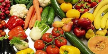 نصائح غذائية لصيف أكثر نشاطًا وحيوية وتحذيرات من السكريات والمقليات