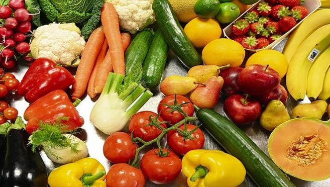 نصائح غذائية لصيف أكثر نشاطًا وحيوية وتحذيرات من السكريات والمقليات