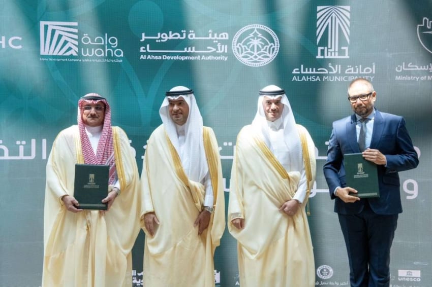 محافظ الأحساء يسلّم وحدات الإسكان التنموي للمستفيدين