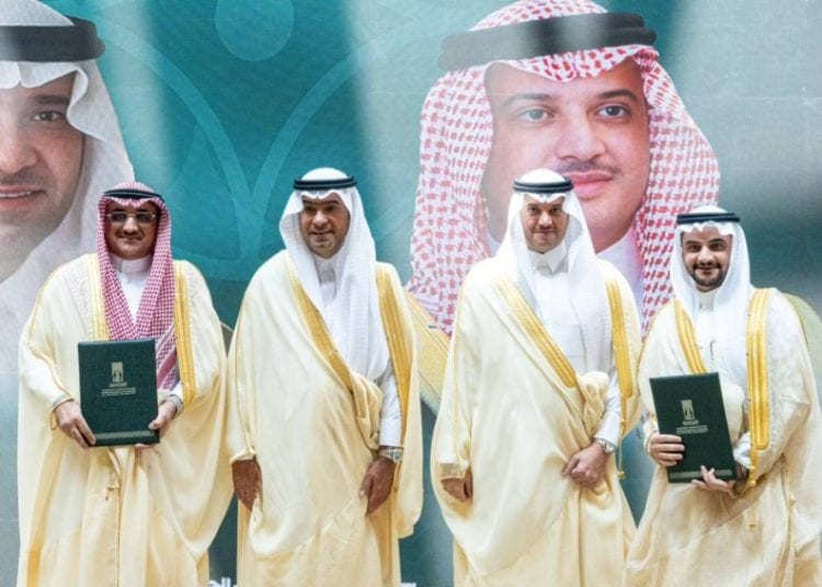 محافظ الأحساء يسلّم وحدات الإسكان التنموي للمستفيدين ويشهد توقيع مشاريع تنموية واستثمارية كبرى