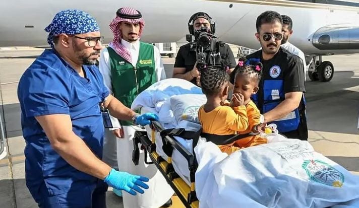 التوأم الجامايكي الملتصق “أزاريا وأزورا” يصلان الرياض لفصلهما بمبادرة إنسانية سعودية