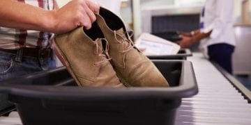 بعد 20 سنة من تطبيقها توقفت عن العمل.. ما قصة خلع الأحذية في مطارات أمريكا؟