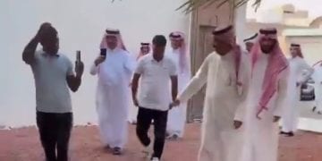 عائلة سعودية تستقبل عاملها العائد من الهند بحفاوة تنطق بنُبل التعامل وأصالة المعدن.. شاهد الفيديو