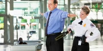 لماذا يُعرضك التعرق الزائد للتفتيش في المطارات الأمريكية؟ وكيف تتجنبه؟
