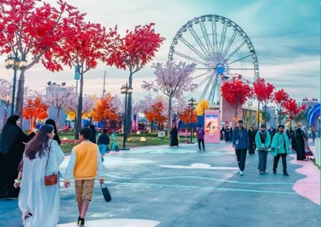 سياح في السعودية ضمن نمو الإنفاق السياحي خلال 2025