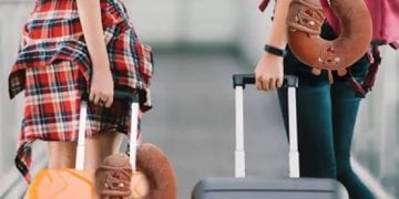 مسافر يستكشف وجهة جديدة ضمن فوائد السفر المتكرر
