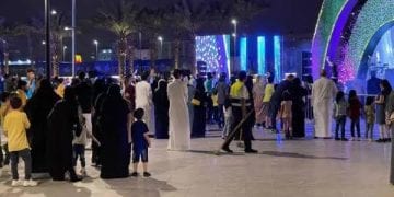 زوار يستمتعون بفعاليات موسم جدة 2025 الترفيهية والثقافية