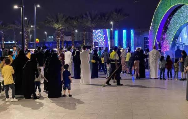 زوار يستمتعون بفعاليات موسم جدة 2025 الترفيهية والثقافية
