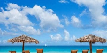 شاطيء وجهة سياحية مميزة ضمن أفضل أماكن السفر في يوليو وصيف 2025