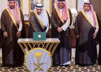 صورة رسمية لأمير القصيم خلال حفل تدشين منصة السياحة الريفية بحضور مسؤولين في منطقة القصيم.