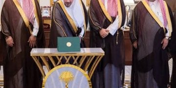صورة رسمية لأمير القصيم خلال حفل تدشين منصة السياحة الريفية بحضور مسؤولين في منطقة القصيم.