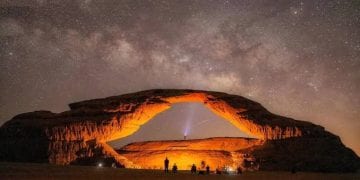 سماء العلا الصافية مع مواقع أثرية ومناظر صحراوية