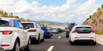 المسافة الآمنة بين السيارات.. ثانيتان تحمي حياتك وحياة الآخرين