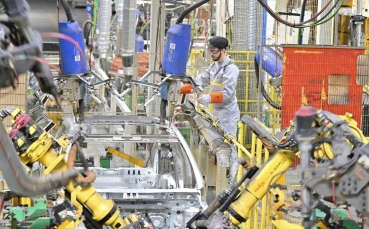 المغرب يستهدف إنتاج 100 ألف سيارة كهربائية في 2025 وسط سباق إفريقي على ريادة الصناعة