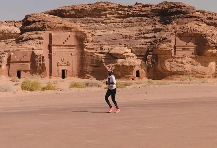 مشاركون في سباق لهيب العلا الصحراوي