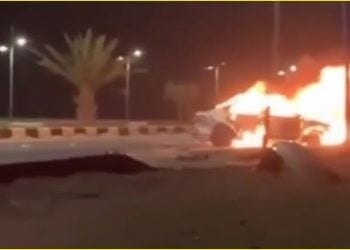 بطولة في قلب النار.. سعودي ينقذ شابًا من سيارة مشتعلة بطريق ثرمداء – القصب ومواقع التواصل تتغنى بشهامته