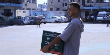 مركز الملك سلمان للإغاثة يواصل توزيع السلال الغذائية على الأسر الفلسطينية في غزة