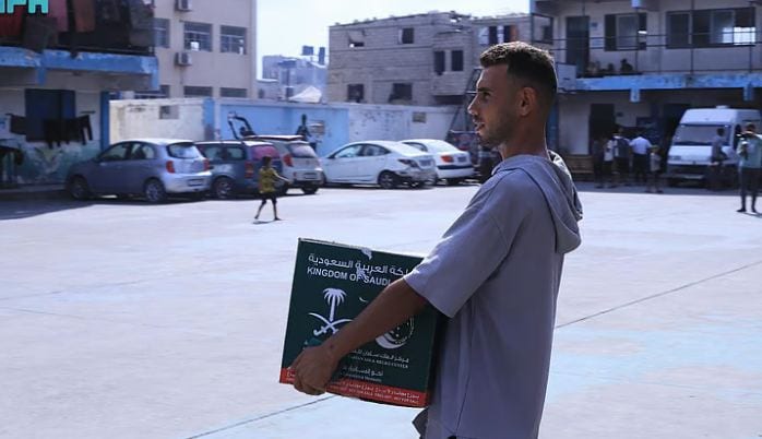 مركز الملك سلمان للإغاثة يواصل توزيع السلال الغذائية على الأسر الفلسطينية في غزة