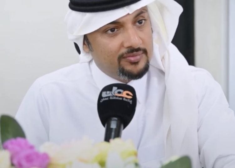 يونس عنايت خلال مقابلة إذاعية حول السياحة في صلالة.
