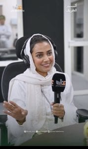 نجلاء جان خلال لقاء تنقل تجربة خريف ظفار عبر إذاعة عُمان