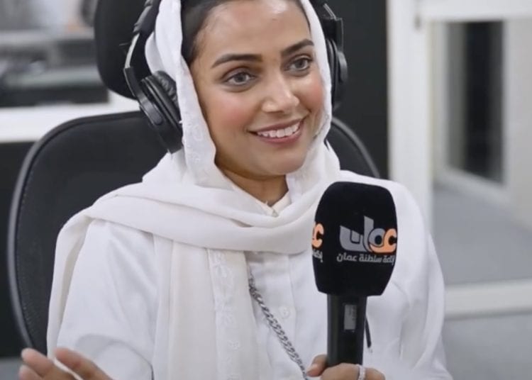 نجلاء جان خلال استضافتها في إذاعة عُمان.