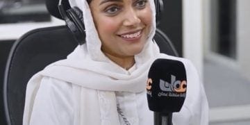نجلاء جان خلال استضافتها في إذاعة عُمان.