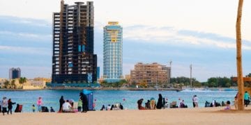 شاطئ المستقبل في جدة واجهة بحرية تضم أنشطة ترفيهية وخدمات متنوعة للزوار.