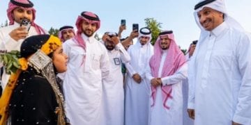 المرشدة السياحية ندى الزهراني خلال تقديم جولة تعريفية في الباحة أمام وزير السياحة.