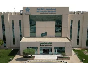 استئصال ورم ضخم يزن 30×30 سم لمريضة خمسينية في مستشفى الدرعية