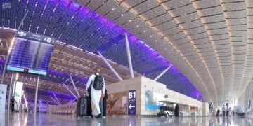 مسافرون داخل أحد مطارات المملكة مع ارتفاع حركة السفر الجوي خلال النصف الأول من عام 2025