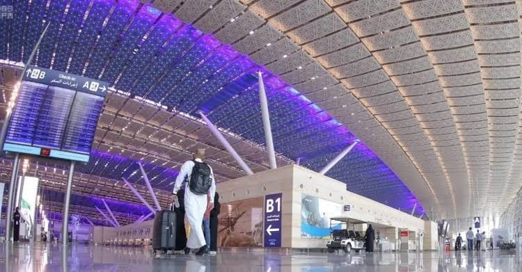 مسافرون داخل أحد مطارات المملكة مع ارتفاع حركة السفر الجوي خلال النصف الأول من عام 2025