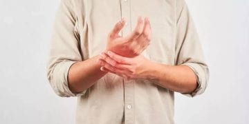تنميل اليدين.. عرض عابر أم مؤشر لحالة صحية خطيرة؟