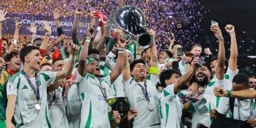 احتفالات لاعبي النادي الأهلي السعودي بكأس آسيا لكرة السلة 2025