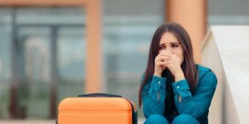 شخص يشعر بالحزن بعد انتهاء رحلة سفر بسبب اكتئاب ما بعد السفر