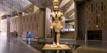 صورة البهو العظيم بالمتحف المصري الكبير، حيث يتوسطه تمثال الملك رمسيس الثاني الضخم