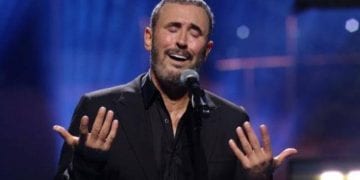 الفنان كاظم الساهر يقدم باقة من أشهر أغانيه أمام الجمهور.
