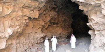 تكوينات صخرية داخل أحد الكهوف الطبيعية بالمملكة العربية السعودية.