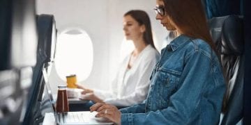 صورة لمقاعد الطائرة يجلس عليها ركاب توضح الخيارات التي قد تؤثر على راحة المسافر أثناء الرحلة.