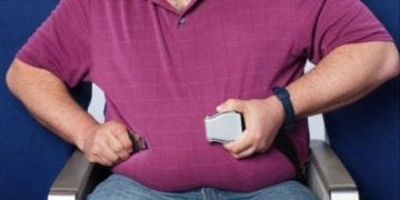 هل تستبعد شركات الطيران أصحاب الأوزان الكبيرة من السفر؟.. الحقيقة وراء سياسة المقاعد الجديدة