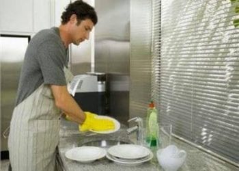 الرجال وغسل الصحون.. كيف يصبح تنظيف الأواني ملاذًا للاسترخاء والسعادة؟