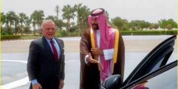 فيديو.. ملك الأردن يصل نيوم وولي العهد في مقدمة مستقبليه