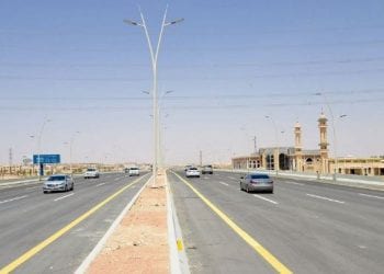 المرور السعودي يحذر من التجاوز عبر أكتاف الطريق: سلوك خطر يهدد السلامة العامة