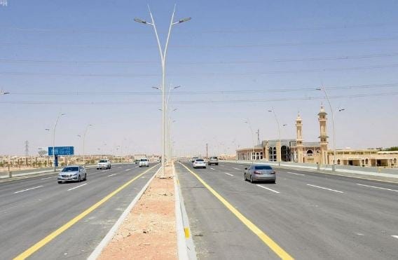 المرور السعودي يحذر من التجاوز عبر أكتاف الطريق: سلوك خطر يهدد السلامة العامة