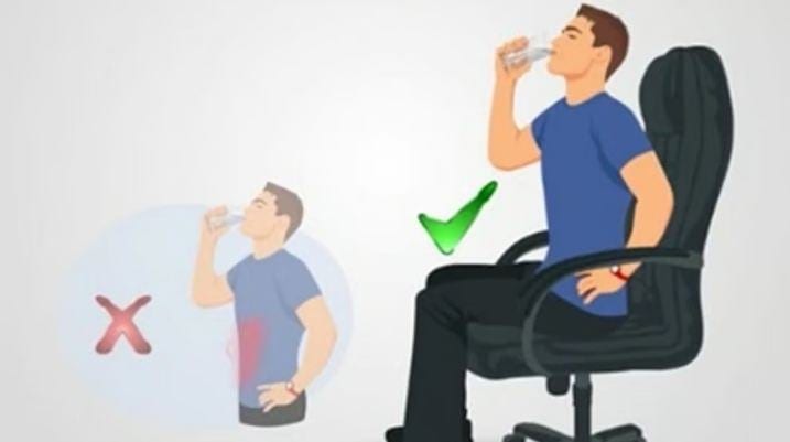 تناول الماء وقوفًا