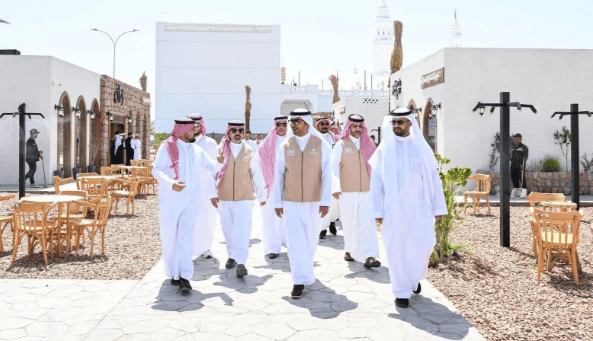أمير المدينة المنورة يستقبل وزير البلديات والإسكان