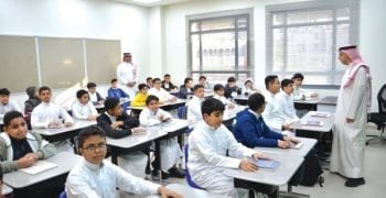 كيف يسهم إدراج منهج «السياحة والضيافة» في توطين 1.6 مليون وظيفة بالسعودية؟